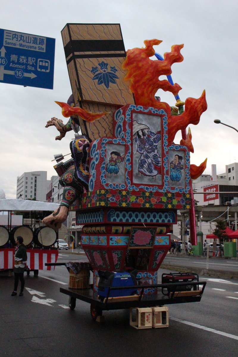 青森ねぶた全集 V Twitter あおもり10市大祭典 青森ねぶた18 弘前ねぷた18 五所川原立佞武多18 平川 ねぷた18 待機場所 出陣順に南北に並ぶ 各団体 試点灯やビニールの準備 撤去で出陣準備 弘前ねぷたは 絵師の三浦呑龍先生がお目見え T