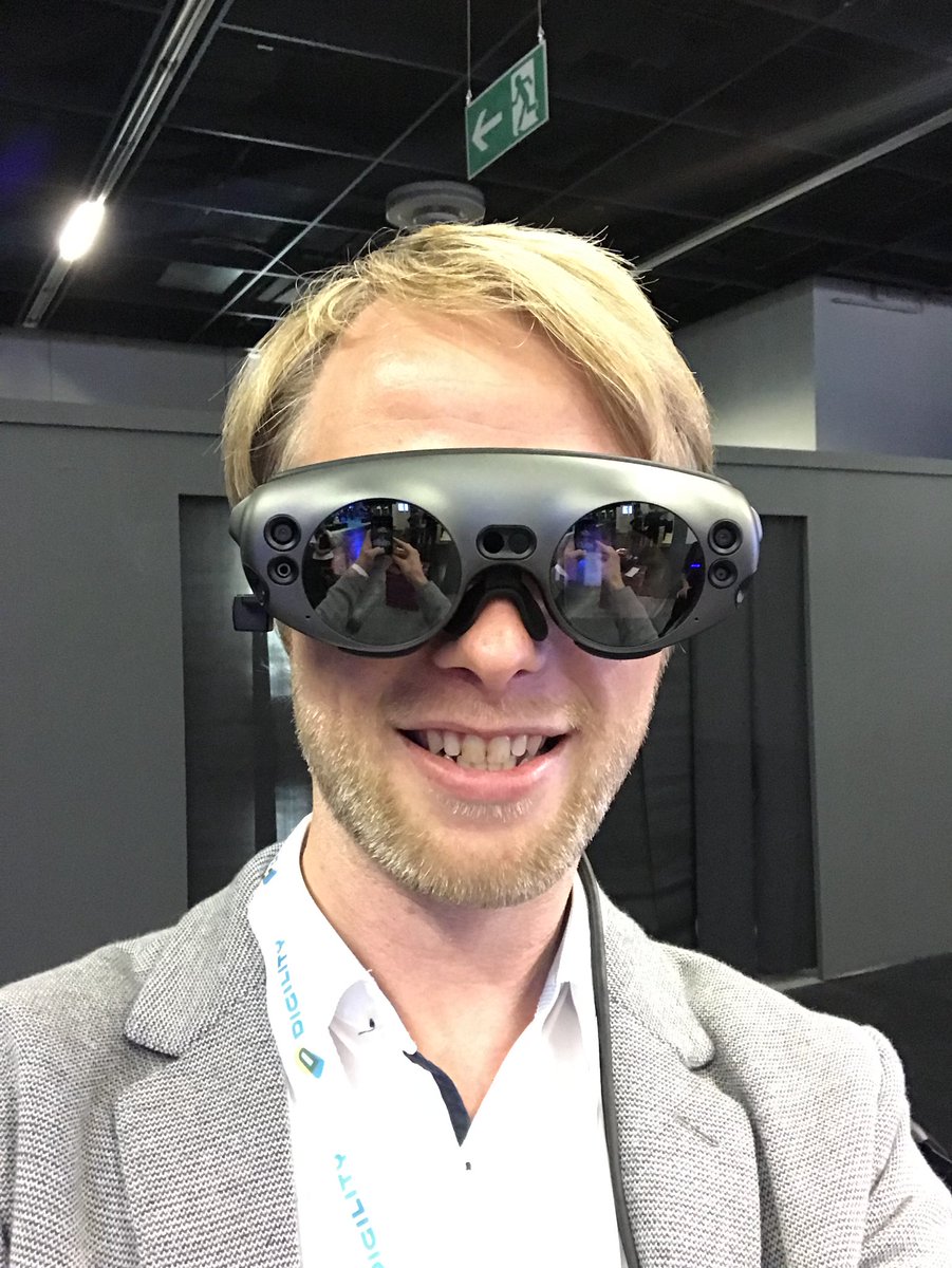 jens_augustin's tweet photo. t least it sits comfortably on my head. Better and lighter than the Vive Focus at least (although not directly comparable. #DIGILITY18 #MagicLeapOne https://t.co/NpgT9J08iu