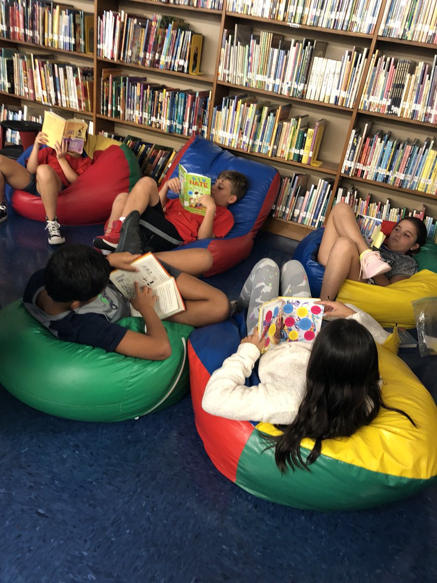 @OceansideSch2 5th graders getting some serious reading in today! #osdgoread #booklove 🧐📚😎📚