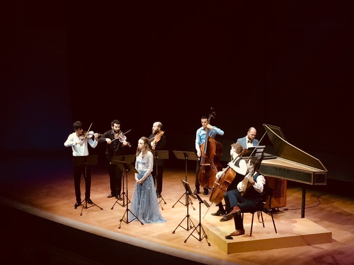 MuseeLouvre's tweet photo. Vivaldi En Fête inaugura le cycle de concerts Le Louvre des musiciens de l'Auditorium du Louvre en présence de @LeaDesandre &amp; de l'Ensemble Jupiter avec Théotime Langlois de Swarte, Louis Creach', Jérôme Van Waerbeke, @cello_bruno, Hugo Abraham, Pierre Gallon et @DunfordLutiste ! https://t.co/PmUUkBZ2yh