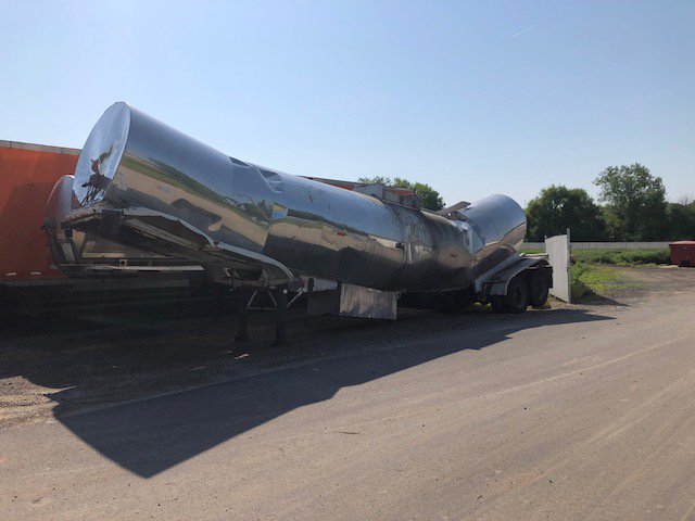 Safe_Rack's tweet photo. An operator was unloading raw materials from the bottom of a truck and forgot to open the hatch on the top for ventilation. SafeRack’s team of experts can help with your truck loading/unloading safety and efficiency needs. Don't let this happen to you. https://t.co/DTWxUC4Nai