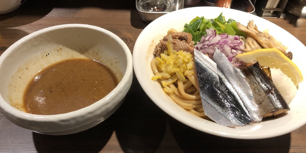 kitchenpapa1's tweet photo. つけ麺 一燈@新小岩
［定休日限定］
濃厚さんま和えつけそば(中盛り)
昨年11月に登場した「濃厚さんまそば」を一燈グループ伝家の宝刀“和えつけ”バージョンで提供。皆様はライス必須と仰いますが、これはビール必須でしょう。存在感のある極太麺。濃厚民族垂涎の秋刀魚三昧。
#つけ麺一燈 #JJAPAN https://t.co/67SfTXKiUh