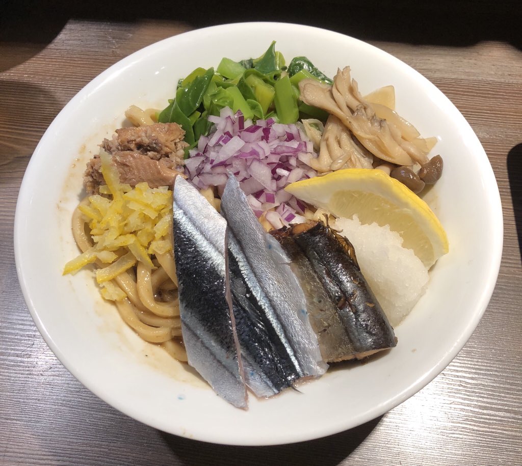 kitchenpapa1's tweet photo. つけ麺 一燈@新小岩
［定休日限定］
濃厚さんま和えつけそば(中盛り)
昨年11月に登場した「濃厚さんまそば」を一燈グループ伝家の宝刀“和えつけ”バージョンで提供。皆様はライス必須と仰いますが、これはビール必須でしょう。存在感のある極太麺。濃厚民族垂涎の秋刀魚三昧。
#つけ麺一燈 #JJAPAN https://t.co/67SfTXKiUh