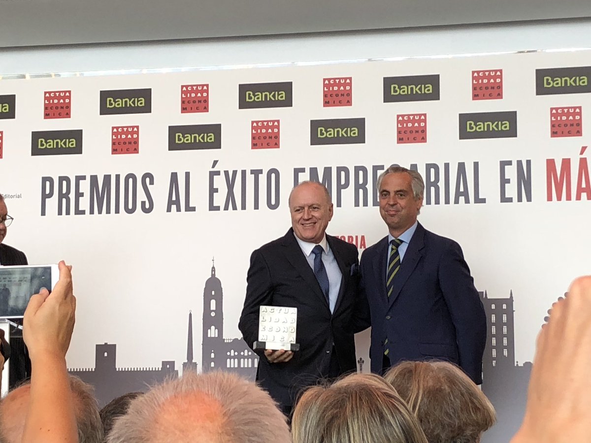 LogsaGrupo's tweet photo. Nuestro CEO de @LogsaGrupo recoge el premio Bankia  a Mejor Pyme otorgado por #actualidad económica @laeconomica  en @CervezaVictoria #premiosalexitoempresarialmalaga https://t.co/Cs9yU3Jn1V