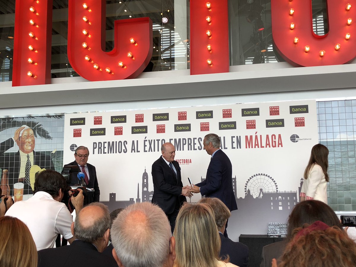 LogsaGrupo's tweet photo. Nuestro CEO de @LogsaGrupo recoge el premio Bankia  a Mejor Pyme otorgado por #actualidad económica @laeconomica  en @CervezaVictoria #premiosalexitoempresarialmalaga https://t.co/Cs9yU3Jn1V