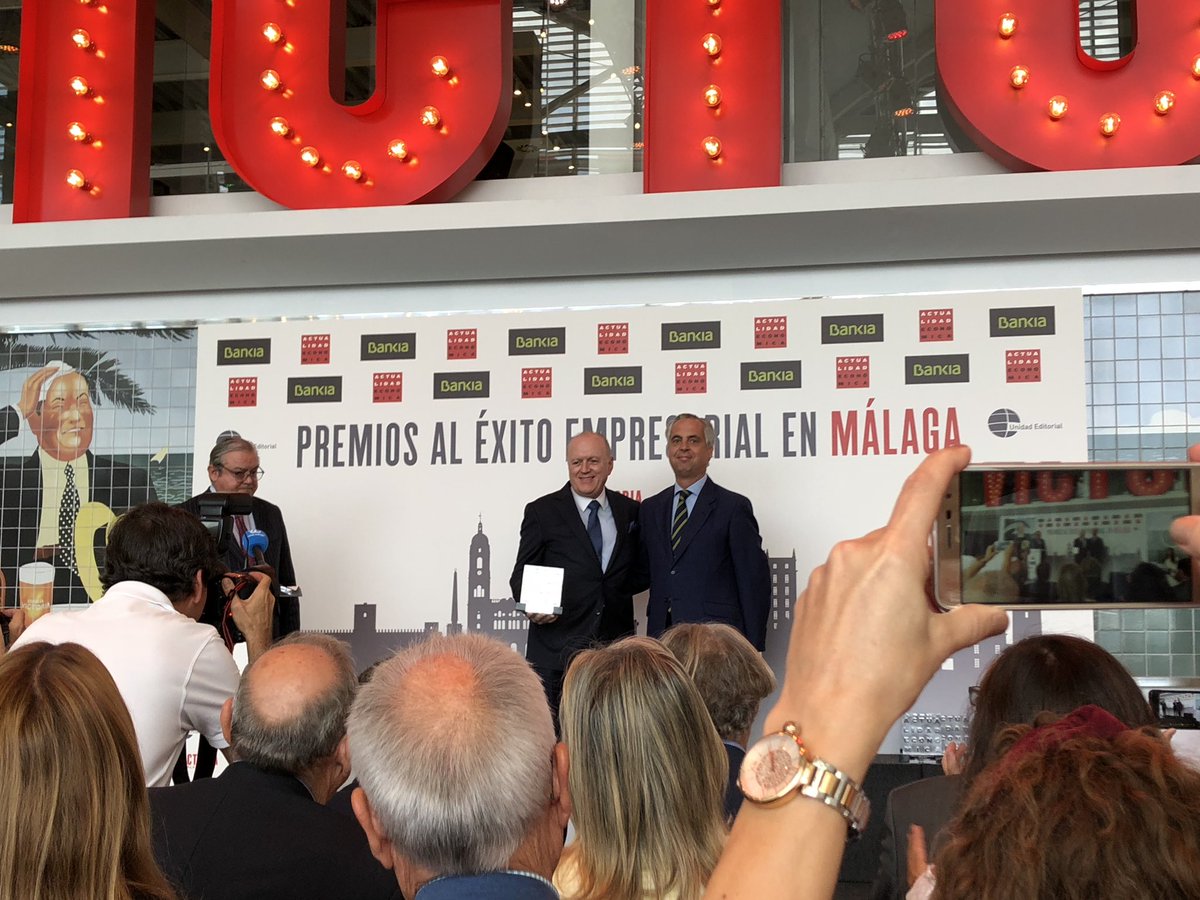 LogsaGrupo's tweet photo. Nuestro CEO de @LogsaGrupo recoge el premio Bankia  a Mejor Pyme otorgado por #actualidad económica @laeconomica  en @CervezaVictoria #premiosalexitoempresarialmalaga https://t.co/Cs9yU3Jn1V