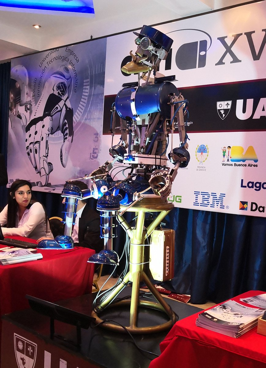 juxter's tweet photo. El robot puede mover su bigote 👌 #CIITI @Ciiti https://t.co/p9wLvRP1wK