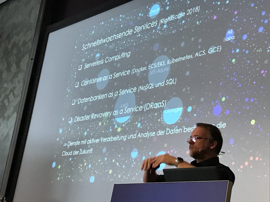 daschilling's tweet photo. Dienste mit aktiver Verarbeitung und Analyse der Daten bestimmen die Cloud der Zukunft. Prof Skornia von der OTH Regensburg #CONCLOUD @vogelitakademie @oth Regensburg https://t.co/pTKdcr3PT4