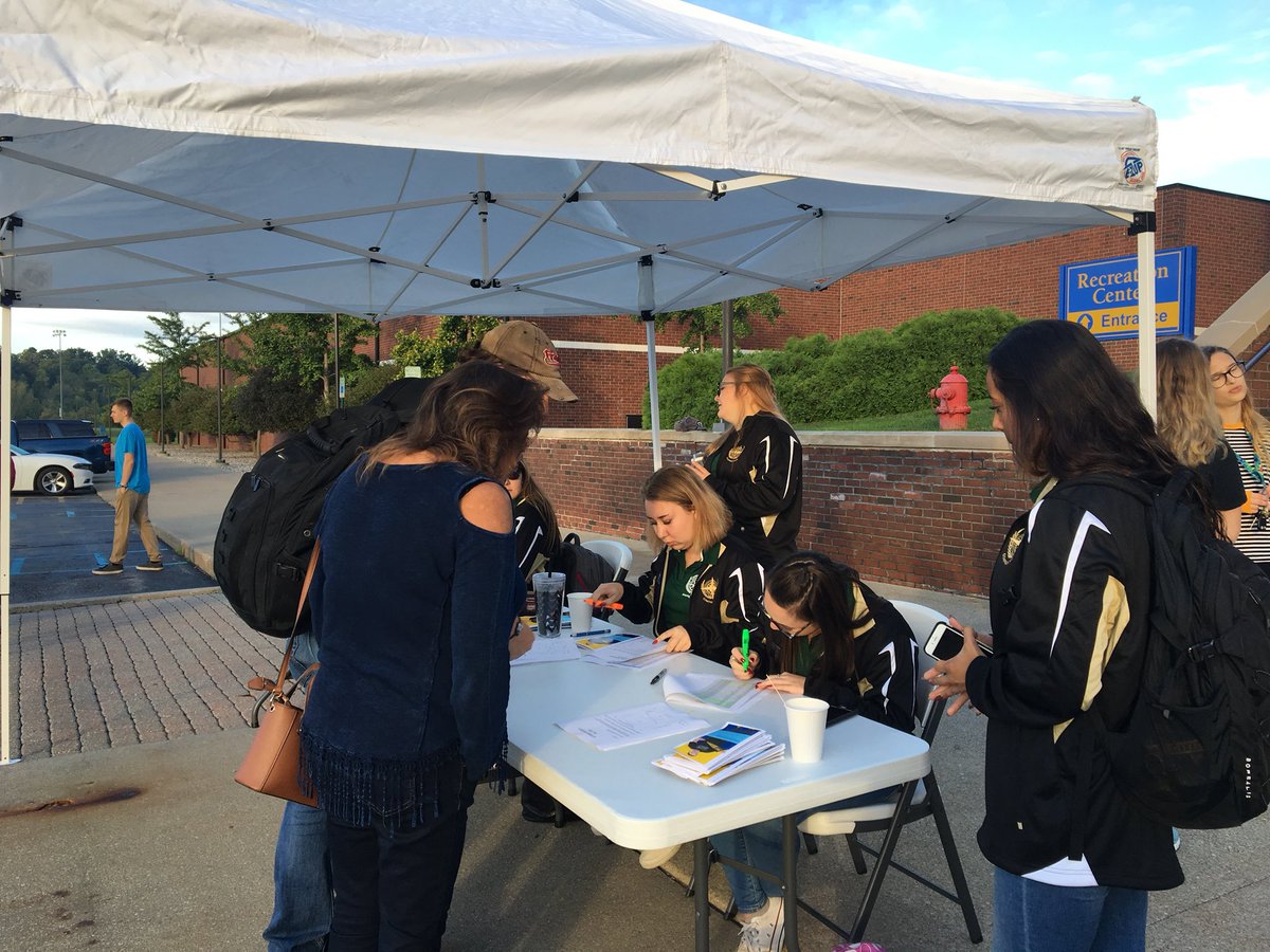 KetteringU's tweet photo. Kettering B-section students are moving in this morning. Welcome, Bulldogs! #KetteringMoveIn https://t.co/CfSOb8EP9b