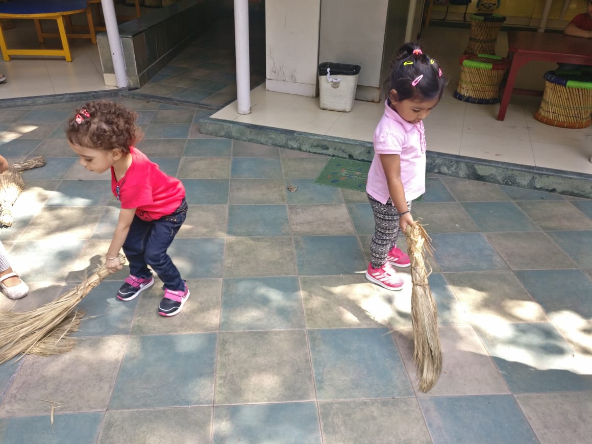 LearningTreeDel's tweet image. Here are some glimpses of our toddlers putting all their efforts in keeping their classrooms and surroundings clean as a part of the cleanliness sessions at The Learning Tree Playschool 🙂🙂
#TheLearningTree #Thelearningtreedelhi #preschool #playgroup #thelearningtreeplayschool