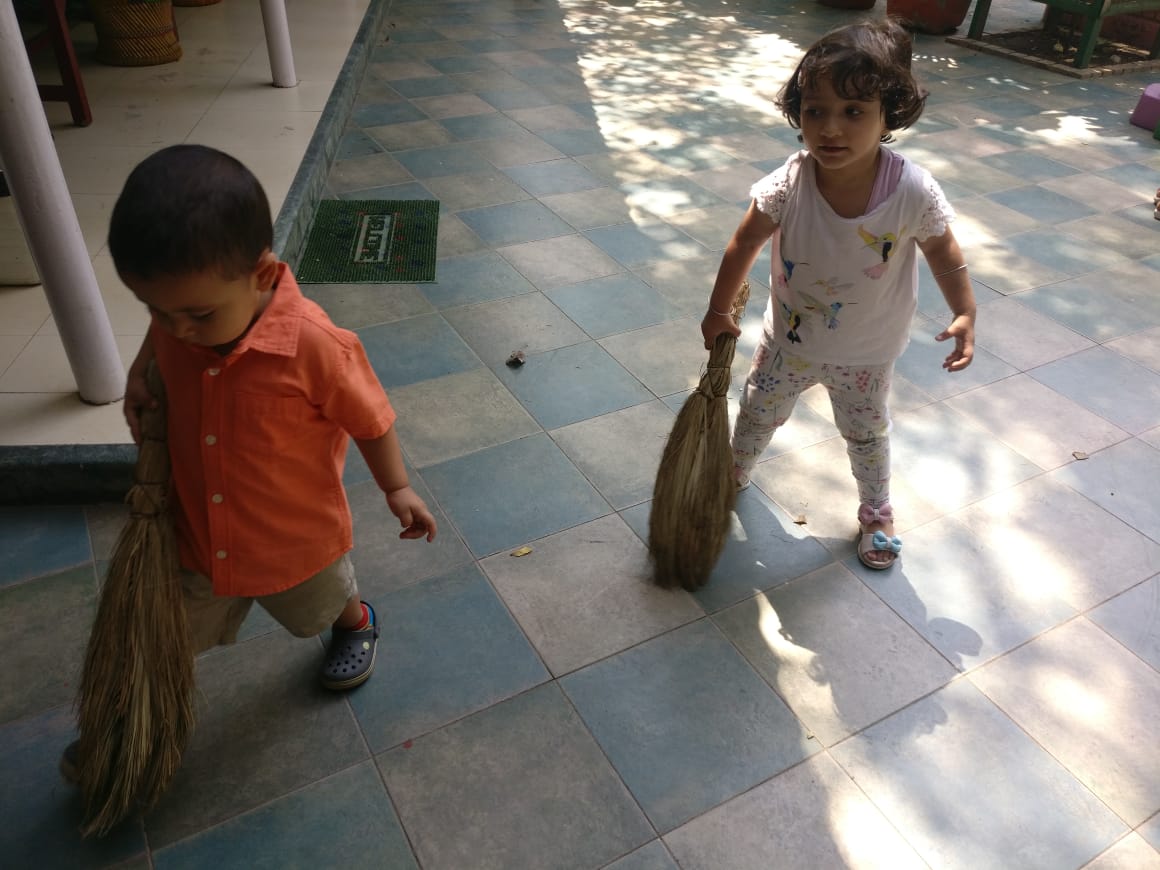 LearningTreeDel's tweet image. Here are some glimpses of our toddlers putting all their efforts in keeping their classrooms and surroundings clean as a part of the cleanliness sessions at The Learning Tree Playschool 🙂🙂
#TheLearningTree #Thelearningtreedelhi #preschool #playgroup #thelearningtreeplayschool