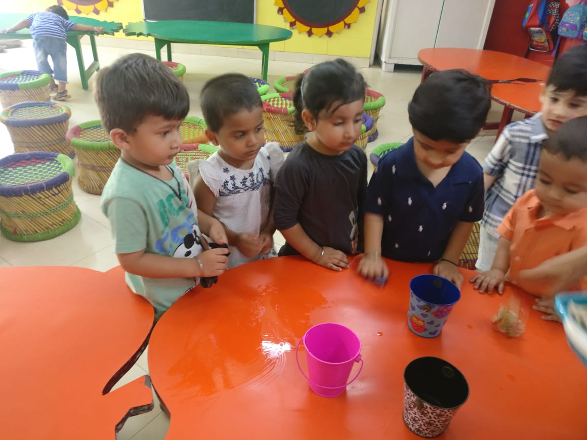 LearningTreeDel's tweet image. Here are some glimpses of our toddlers putting all their efforts in keeping their classrooms and surroundings clean as a part of the cleanliness sessions at The Learning Tree Playschool 🙂🙂
#TheLearningTree #Thelearningtreedelhi #preschool #playgroup #thelearningtreeplayschool