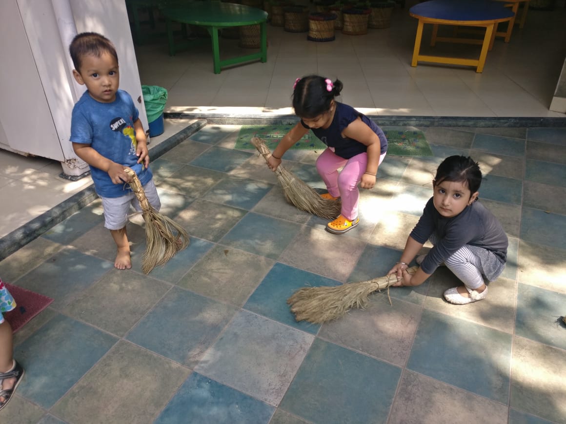 LearningTreeDel's tweet image. Here are some glimpses of our toddlers putting all their efforts in keeping their classrooms and surroundings clean as a part of the cleanliness sessions at The Learning Tree Playschool 🙂🙂
#TheLearningTree #Thelearningtreedelhi #preschool #playgroup #thelearningtreeplayschool