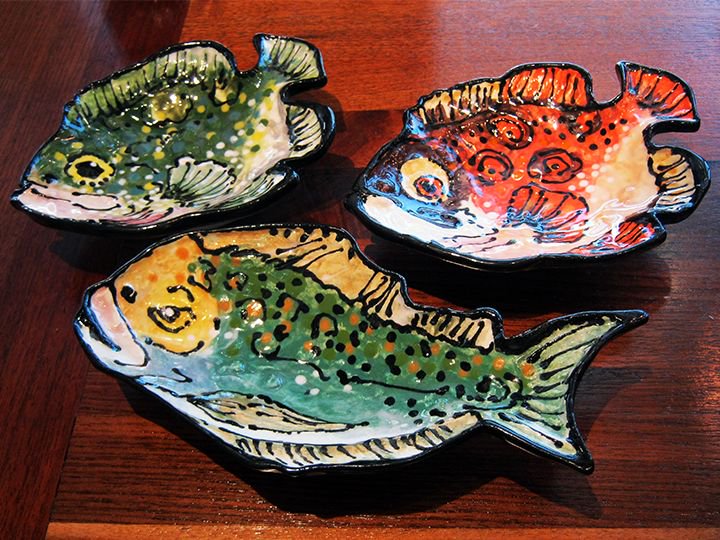 EclipseAtBM's tweet photo. These little fish dishes by Ron Korczynski Ceramics are off the hook! Food safe, microwavable, dishwasher safe & they can even hang on the wall! You won't have to "mullet" over - these colorful fish are quite the catch!
#EclipseAB #CeramicFish #WallFish #AddColor #fishingLife https://t.co/ohSHdsg2TH