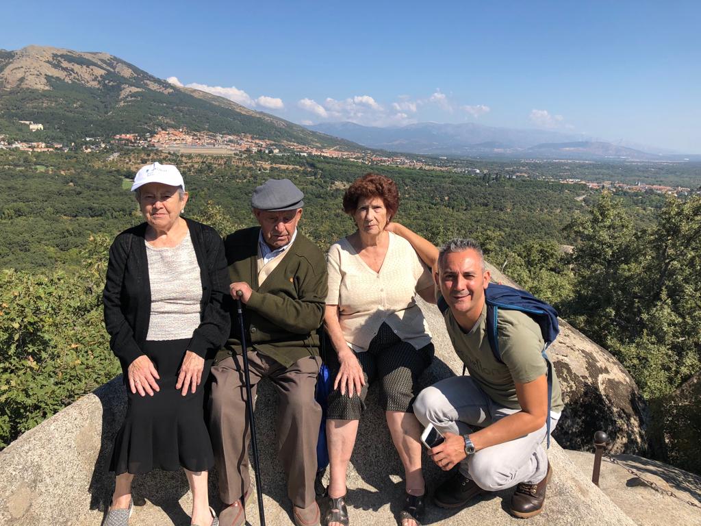 Valleluz_CD's tweet photo. Hoy #Jueves estamos pasando un bonito día en la #Sierra de #Madrid #SilladeFelipeII #excursiones #naturaleza #otoño #septiembre #entorno #ElEscorial #mayoresactivos #ACP https://t.co/iRR0h3bLgr