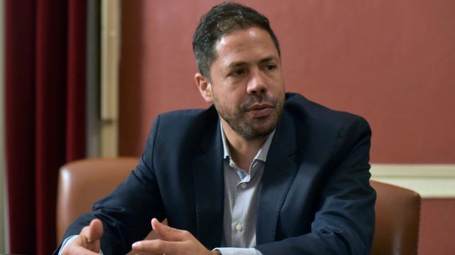 Rodolfo Di Pollina: "El fútbol profesional es prioridad"

Candidato a presidente por el Foro Canallas Unidos. Tiene 44 años y es Contador Público

arribacentral.com.ar/index.php?go=n…