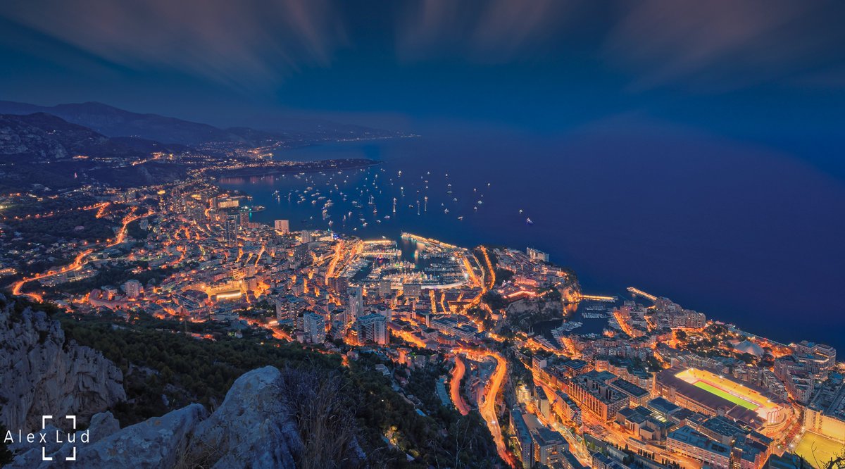 Monaco - Blue hour 😀📷#monaco #montecarlo #yachtshow #yachting #cotedazurfrance #cotedazurnow #frenchriviera #JeudiPhoto