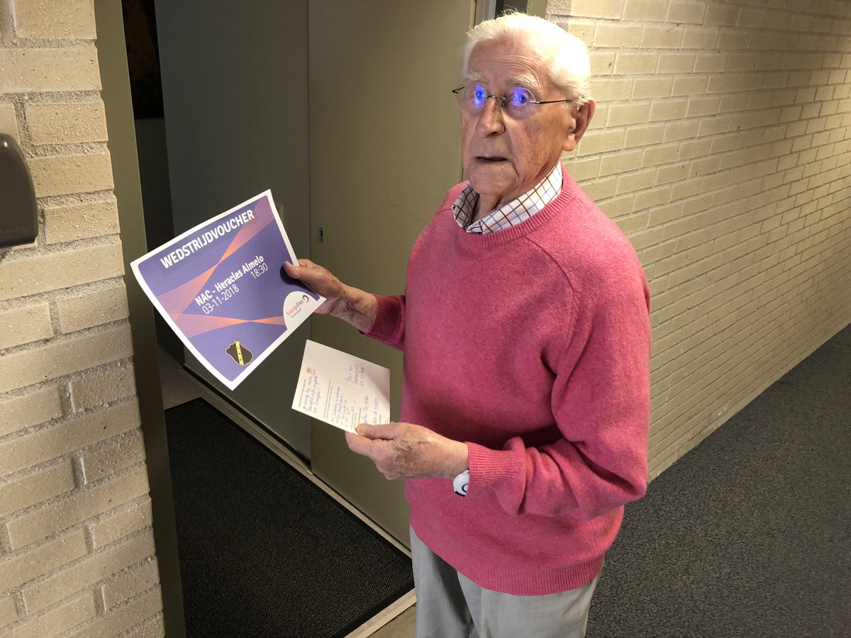 Vandaag gaat de #weektegeneenzaamheid van start. Daarom nodigen we een groep ouderen uit voor een avondje <a href="/NACnl/">NAC Breda 💛🖤</a>! Met de hulp van <a href="/met_jehart/">Stichting Met je hart</a> zijn de ouderen geselecteerd en zijn wij op pad gegaan om de uitnodigingen persoonlijk te overhandigen. 
Kijk op: energieflex.nl/media/een-avon…