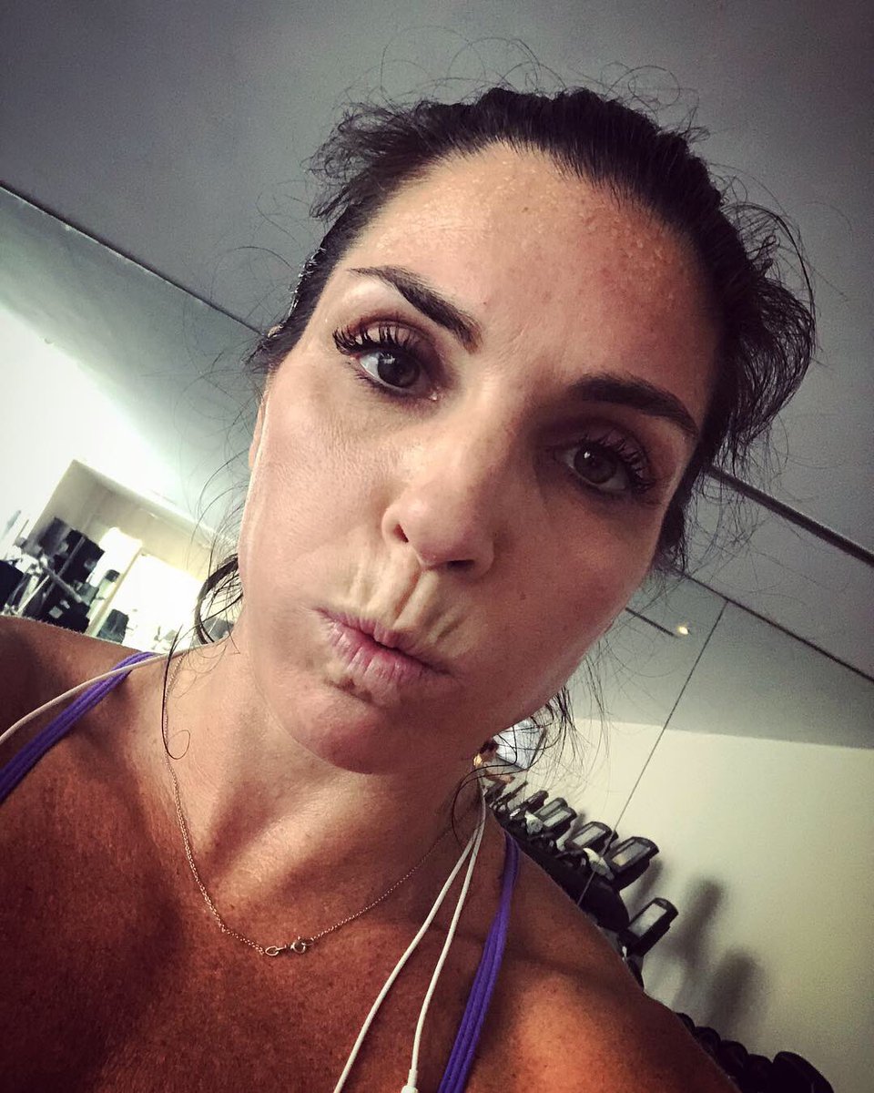 mrstesori's tweet image. Ahhhhh yaaaassss. I know what to do here. #selfinflictedbootcamp #workingoutalone #noacnoproblem #alltheburpees #allthesquats #myhappyplace 💪🏼#rydercupusa #rydercup2018