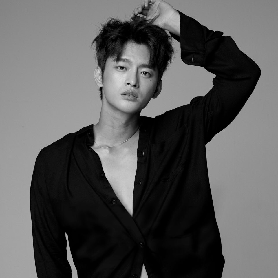 이쁜 사진에 방해되는 글씨 지우기
저는 자랑스러운 하트라이더지만 
글씨가 너무 크짆아요 ㅋ
다음엔 한 귀퉁이로 부탁 드립니다. 

#서인국 #seounguk #ソイングク #徐仁國 
#공식팬클럽 #하트라이더 #카페대문사진
