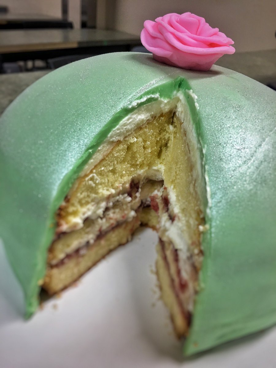 chef_ilona's tweet photo. In today’s @PEIGuardian, I share with you a recipe fit for royalty! 

Chelsea Willis @CICPEI grad &amp; owner of Island business, Butter Bakery, shares her tips and tricks with me this month in successful cake decorating!

#PEI #foodwriter https://t.co/VdCBQaayiC