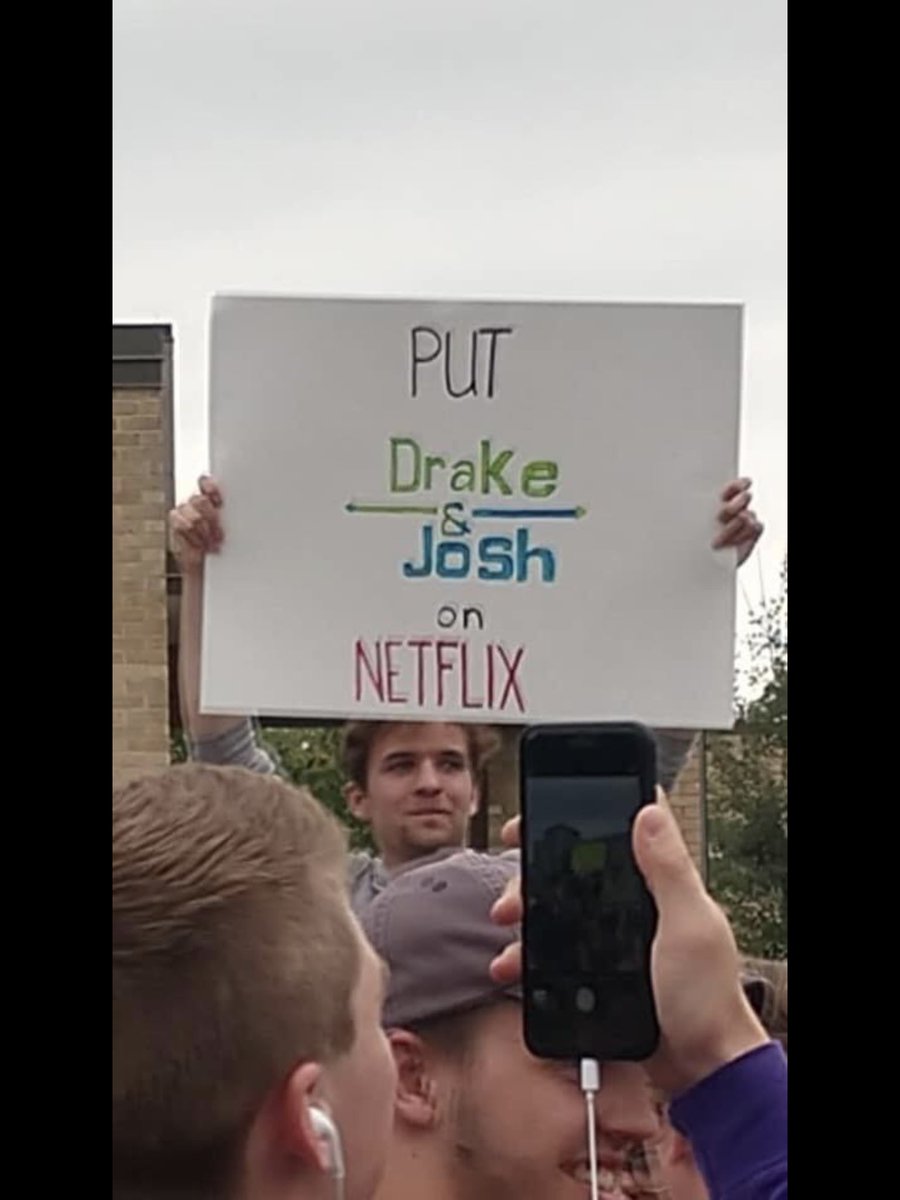 whteus's tweet photo. RT RT RT ATÉ CHEGAR NA NETFLIX https://t.co/gkWvTk4PsM