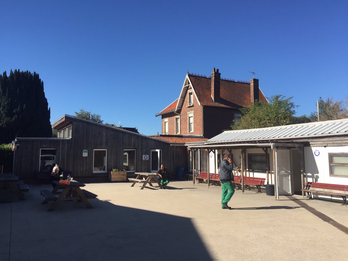JimmyCstld's tweet photo. Ce jeudi, @GroupeSNCF en visite au « Chênelet », site de l'ESS notamment financé par l’épargne des cheminots situé à #Calais !
Au programme : rencontres et partages autour du retour à l’emploi et de l'hébergements. Image &amp; visite de l’asso pour découvrir la scierie &amp; les gites. https://t.co/Di45S96vsv