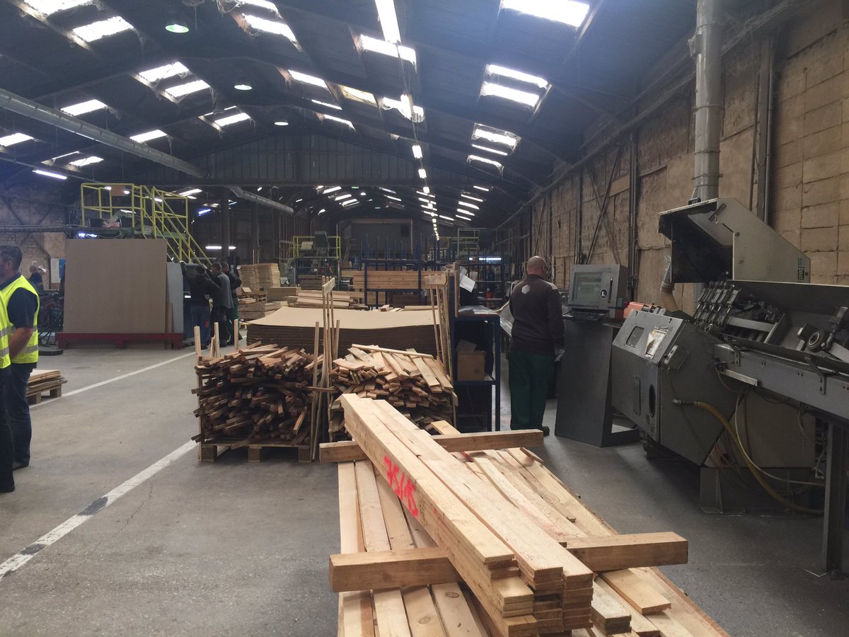 JimmyCstld's tweet photo. Ce jeudi, @GroupeSNCF en visite au « Chênelet », site de l'ESS notamment financé par l’épargne des cheminots situé à #Calais !
Au programme : rencontres et partages autour du retour à l’emploi et de l'hébergements. Image &amp; visite de l’asso pour découvrir la scierie &amp; les gites. https://t.co/Di45S96vsv