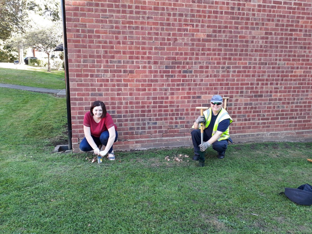 jessicabrumgirl's tweet photo. #bournville tidy up today. Staff and residents bulb planting along Mulberry rd. https://t.co/FxfxRXoI1E