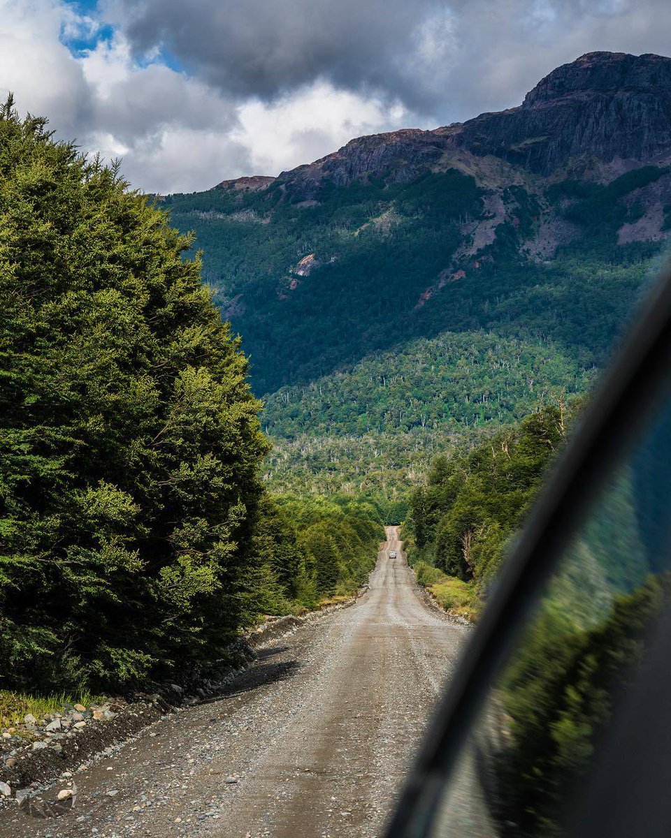 📍Carretera Austral, Chile. | camino de ripio por un lugar imponente..
📷 @otropensamientomas