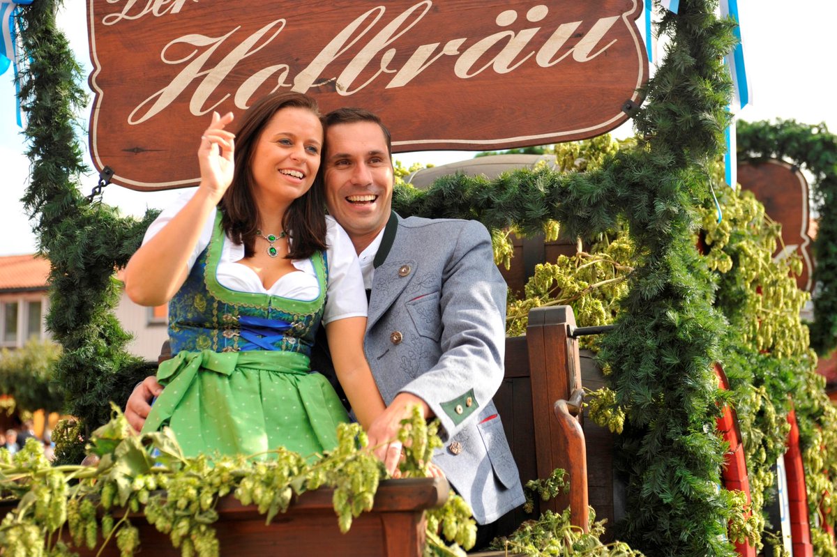 BadGoegging's tweet photo. Am Sonntag, den 30. September feiern wir das bayerische #Erntedankfest in Bad Gögging🎺🍻🌻🍎 🌽Der Kurplatz putzt sich wieder ordentlich heraus und es erwarten euch:🌼liebevoll geschmückte Hütten &amp; ein Erntedankmarkt, 🎺Musiker &amp; Trachtler,👍ein buntes Rahmenprogramm https://t.co/RxEK0FEB5B
