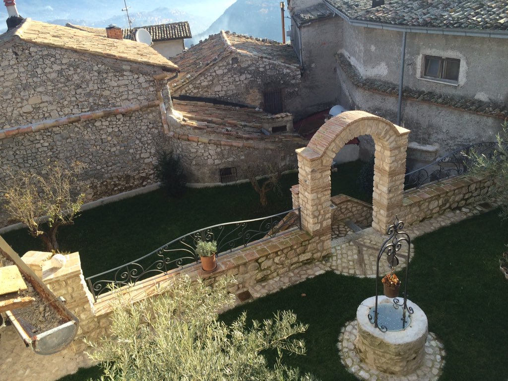 visit_lazio's tweet photo. Parrebbe che il suo nome derivi dai roghi che vi si accendevano per avvisare i paesi vicini dell’arrivo del nemico, curioso, no? #Fumone #Frosinone [ft @cristianaraffa] https://t.co/mnzQ9eyNS9