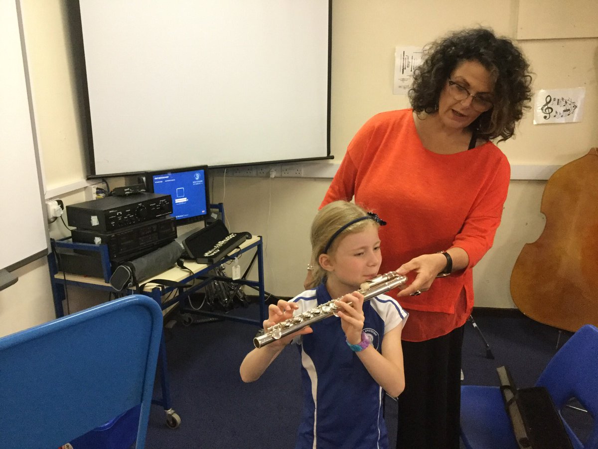 J5 pupils enjoyed a flute taster with Ms. Kuypers. Anyone wishing to sign up for instrumental lessons should contact the music department and get involved! @KA_CreativeArts #KAmusic #KAJ5