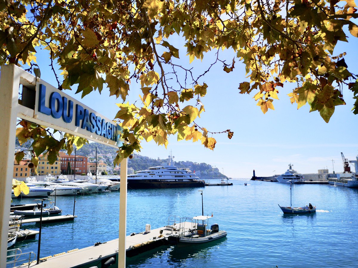 Un #jeudiphoto aux couleurs de l’automne mais aussi de l’été ! Lou passagin toujours en marche ! <a href="/VisitCotedazur/">Côte d'Azur France</a> <a href="/VilledeNice/">Ville de Nice</a> @Nice_Tourisme