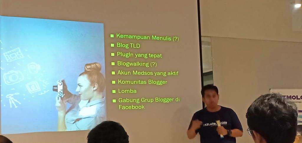 syaifuddin1969's tweet image. Bisakah ngeblog menjamin hidup? Bisa banget kata @kangarul 
#Gizmotalk #blogbusiness