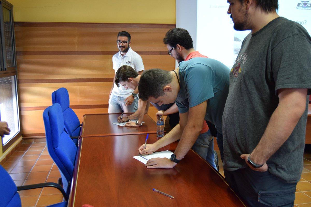 FSULL_team's tweet photo. Y con estas imágnes terminamos la charla de hoy en busca de nuevos integrantes para el equipo. ¡Muchas gracias a todos por asistir! ¡Nos vemos pronto!

#fsae #FSULL #fstudent #ull #ingeniería https://t.co/dzFQ9bb5kh