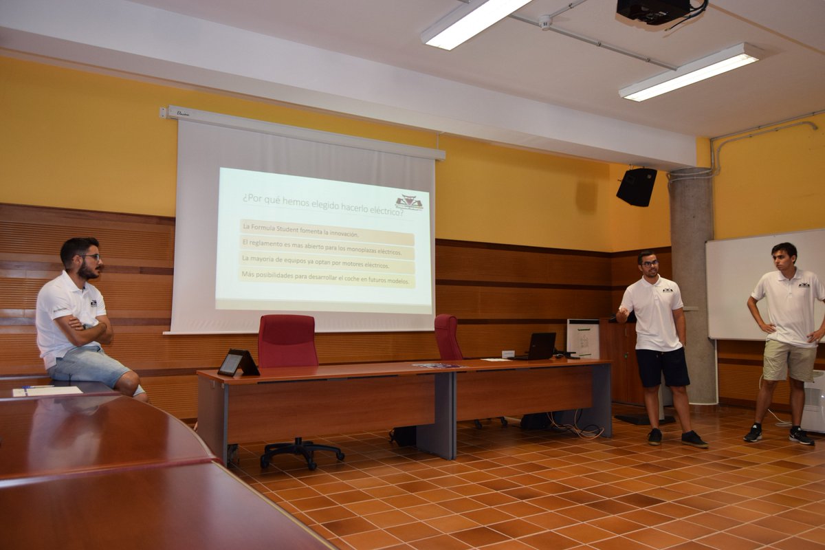 FSULL_team's tweet photo. Y con estas imágnes terminamos la charla de hoy en busca de nuevos integrantes para el equipo. ¡Muchas gracias a todos por asistir! ¡Nos vemos pronto!

#fsae #FSULL #fstudent #ull #ingeniería https://t.co/dzFQ9bb5kh