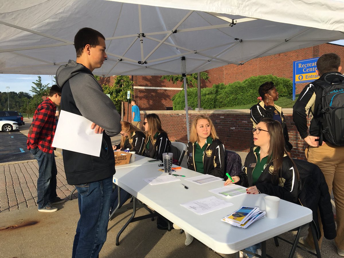 KetteringU's tweet photo. Thank you to all the Kettering students who are helping with move in this morning! #KetteringMoveIn https://t.co/O0ChPjEzNW