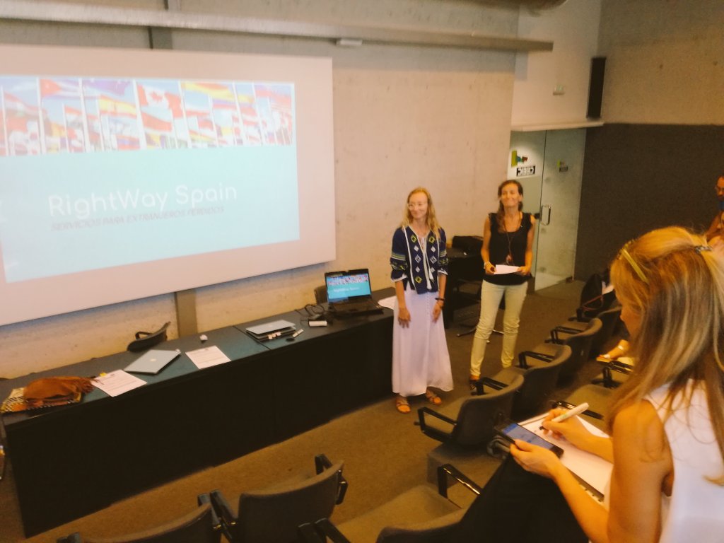 marenlasnubes's tweet photo. Mil gracias @mariacalvobrio por acompañarnos en nuestro ensayo general dando los últimos retoques a nuestros bonitos proyectos @eoi @infoRMurcia @Coworking_CT3 #cuentaatras #atriunfar #acompañandohistorias https://t.co/QTU9TF1ZxY