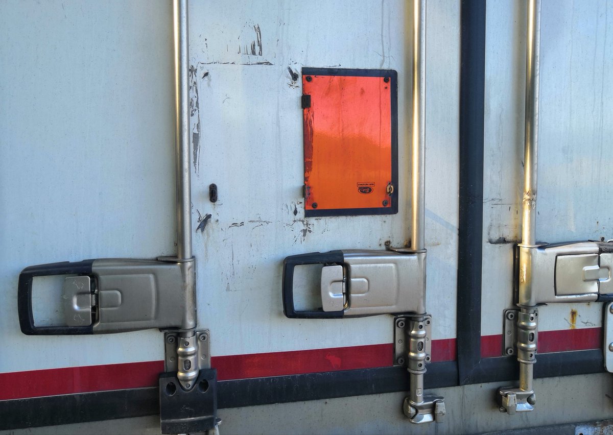 Cheshire_CVU's tweet photo. Is he or isn't he carrying Dangerous Goods covered by ADR Regulations.

On this occasion nothing stronger than Onions, but a symptom of poor maintenance along with the missing side guard.

@NWmwaypolice #RCVU https://t.co/dLMlhoWWmn