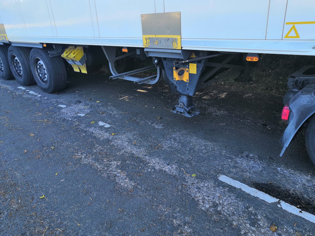Cheshire_CVU's tweet photo. Is he or isn't he carrying Dangerous Goods covered by ADR Regulations.

On this occasion nothing stronger than Onions, but a symptom of poor maintenance along with the missing side guard.

@NWmwaypolice #RCVU https://t.co/dLMlhoWWmn