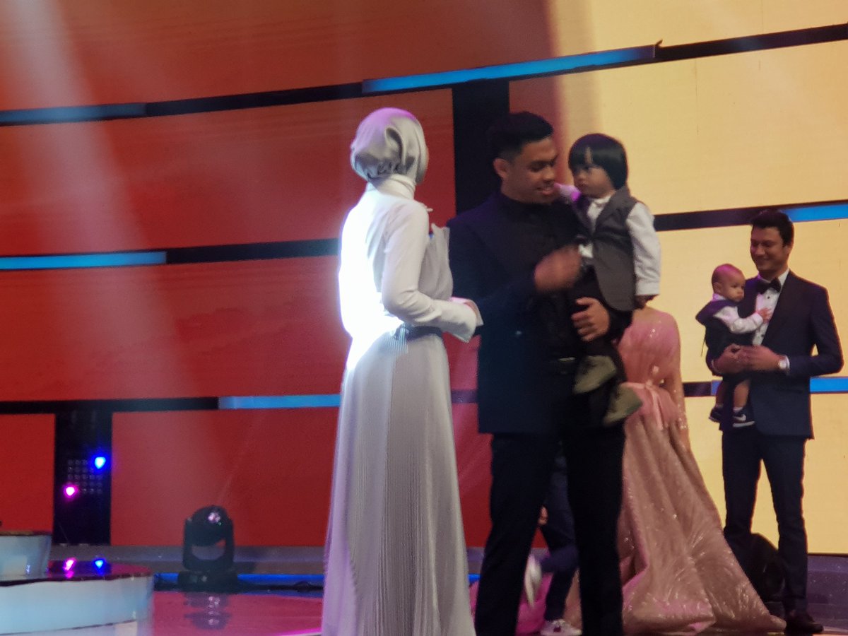 TRANSTV_CORP's tweet photo. Salah satu penantian yang berharga itu bisa berkumpul sama keluarga tercinta, siapa yang setuju? #HUTInsert15 https://t.co/QrNp3cs85k