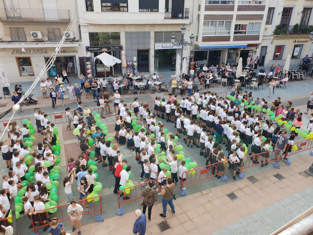 AjuntamentSueca's tweet photo. 🧠Hui a #Sueca tots els col•legis han fet una globotà per l'Alzheimer i s'han unit a la iniciativa #fentpinya! ♾ #DiaMundialDelAlzheimer #afasu https://t.co/EPfpkj85Bh
