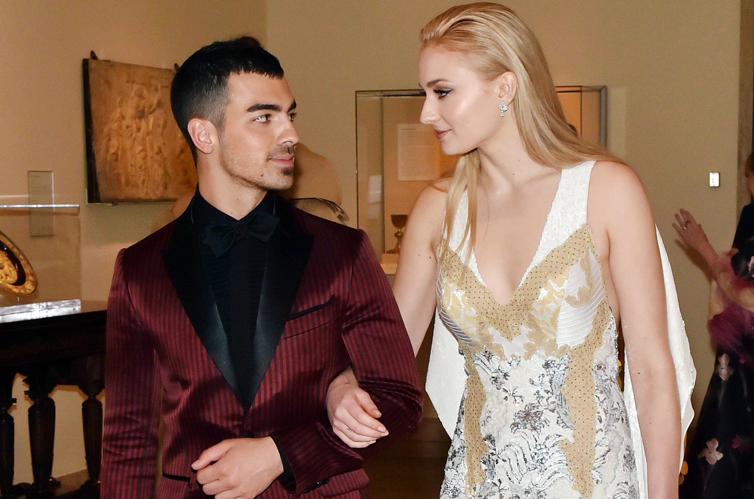 billboard on X: Sophie Turner did the weirdest thing ever with her tongue  when Joe Jonas introduced her to Justin Bieber    / X