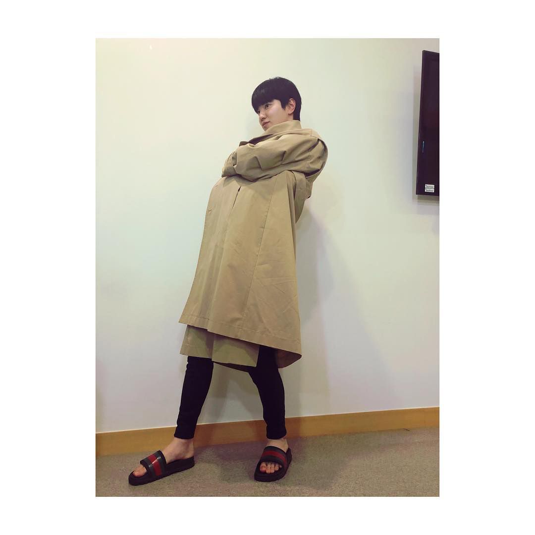 INSPIRITURKISH's tweet photo. [270918] Instagram Güncellemesi / Sungjong

"Öz kardeşimin aldığı ceketi giyindim👦🏻 #MidnightBlack #BirazdanGörüşürüz #Blackideul #GaripPoz #MiBeul #EğlenceliOlacak #KyoKyo #SoğukAlmamayaDikkatEdin #Neşelenin ❤🎧 #Sungjong" https://t.co/oC6GVh8yHQ