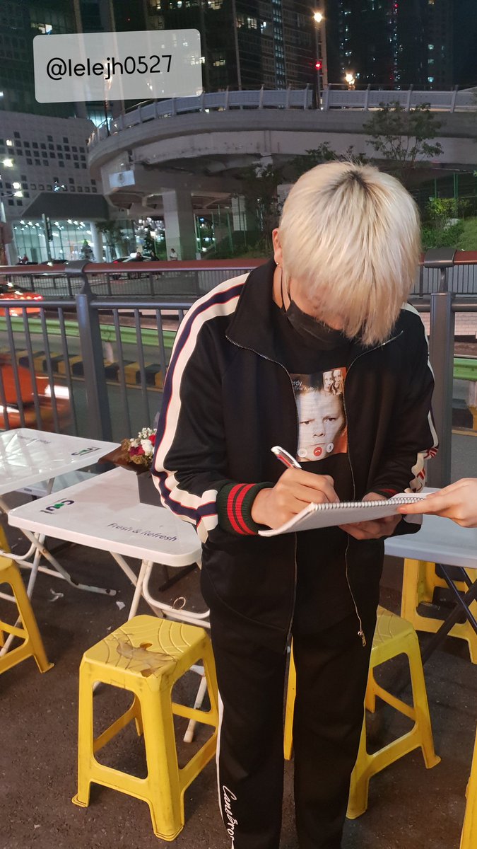 레레 tweet media