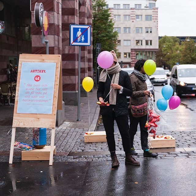 CodesignRS's tweet image. ”Alla barn och vuxna har rätt att få reda på vad som står i barnkonventionen” 
Artikel 42 i barnkonventionen
________________________________________________________

#barnkonventionen #parkingday2018 #codesignswe #inkluderandearkitektur #urbanchildhoods #barnkonventionen202…