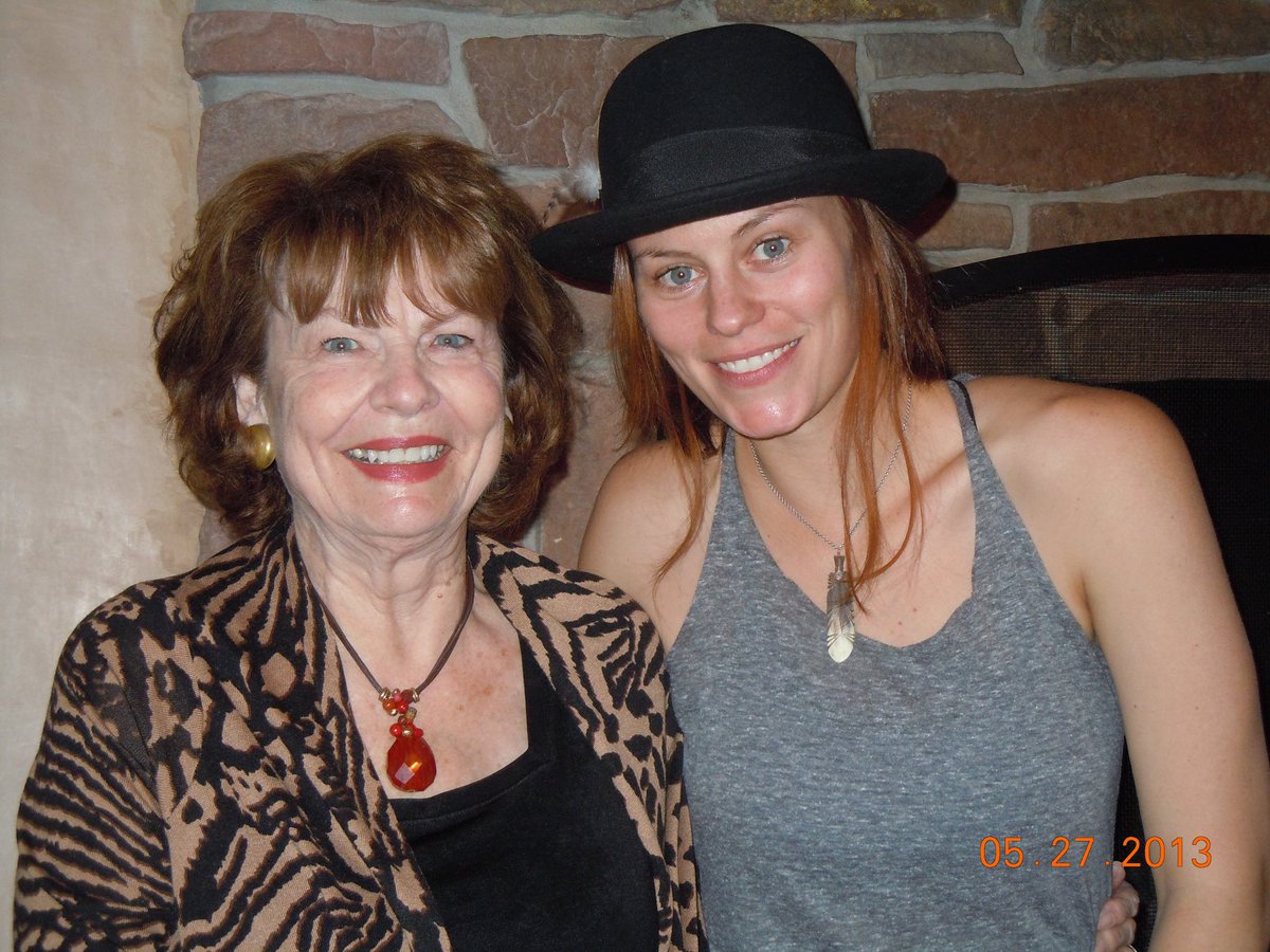 mamalou8's tweet photo. This is the night ⁦@cassidyfreeman⁩ got me on Twitter! She grabbed my phone and took charge.  A cast #longmire watching party in 2009 She’s my pal #ThrowbackThursday ⁦@netflix⁩ https://t.co/sGwYOUH3Cg