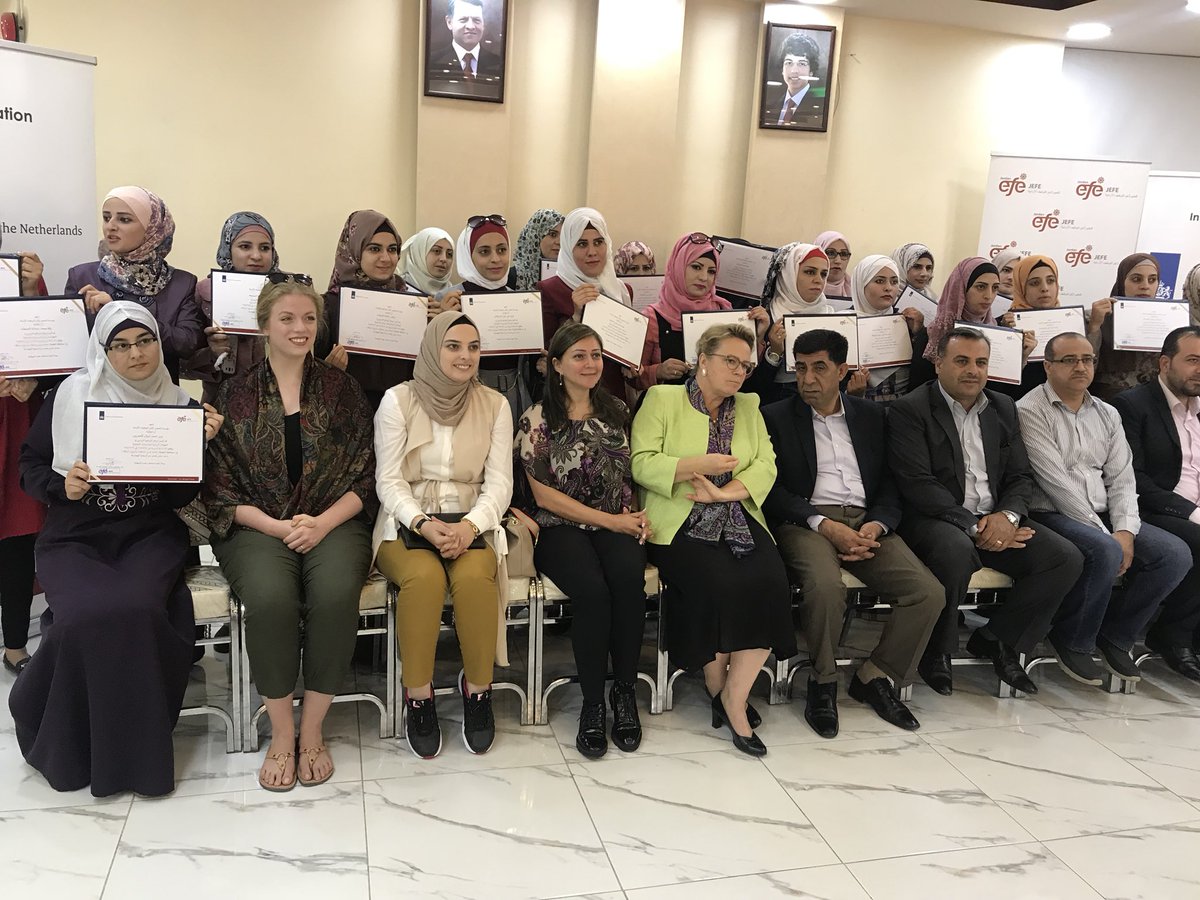 NLinJordan's tweet photo. تم اليوم تخريج دفعة جديدة من الملتحقات بتدريبات @EFE_jor في ريادة الاعمال من محافظة الطفيلة.
توفير فرص التمكين الاقتصادي للشباب في #الاردن من أولويات السفارة؛ خاصة للشابات من متخلف المحافظات.
#هولندا_في_الاردن https://t.co/4xDvLbgOEP
