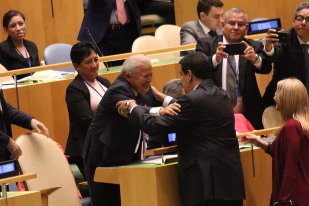mippci_ven's tweet photo. #27Sep | 📣 ¡LA ETIQUETA DEL DÍA! ⏩#MaduroVozDePuebloDigno

El Pdte. @NicolasMaduro fijó su posición en la 73º Asamblea de la ONU, con un mensaje de paz, diálogo de respeto a la soberanía y rechazo a la persecución política, económica contra las naciones libres e independientes https://t.co/BEDFwz6PEN